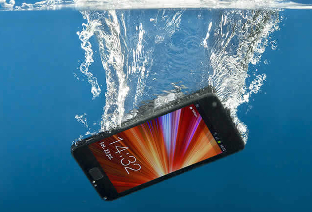 celular caindo na água